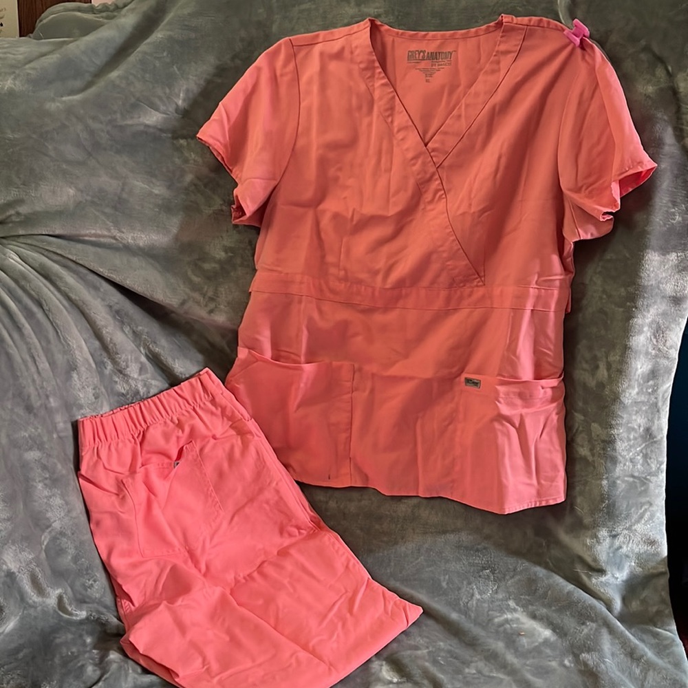 Greys Anatomy Size XL scrub top/ bottom in a salmon pink